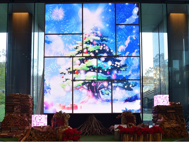 光りと映像が織りなす新感覚の輝き！高さ7mの「LEDパネルツリー」が「住友不動産東京三田ガーデンタワー」に登場！住友不動産と日比谷花壇が、園児300名を招いたクリスマスイベントを共同開催しました。