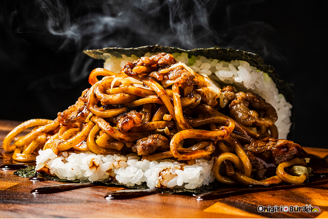 関西国際空港『OnigiriBurger』2周年記念！神戸のソウルフード「そばめし」神戸牛おにぎりバーガーが期間限定で登場！