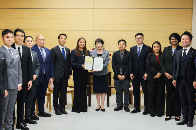 日ASEAN 若手経営者のサミットを事務局として共催し、高市内閣総理大臣と赤澤経済産業大臣に共同宣言を手交しました
