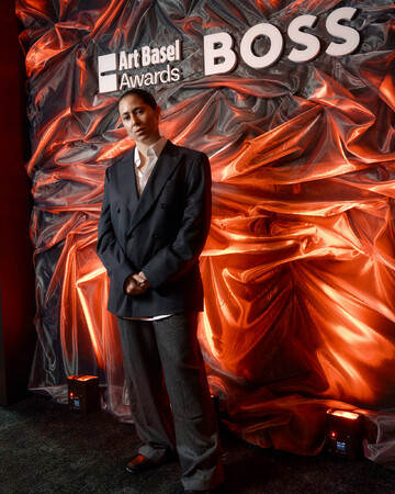 アートの未来を形づくる：メリエム・ベナニが「BOSS OUTSTANDING ACHIEVEMENT AWARD」を受賞