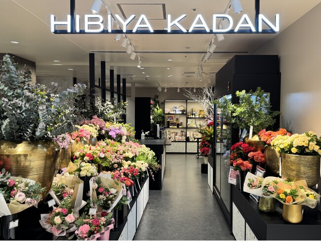 バイヤー厳選の2,000本のバラでお出迎え！日比谷花壇 西武池袋店、12月8日（月） にリニューアルオープン。