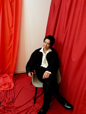 【取材風景をちょい見せ】“ノックアウトボイス”で演歌界を盛り上げる！真田ナオキが誌面に登場！「月刊スカパー！」2025年12月号が絶賛発売中！