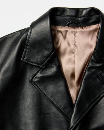 ランド オブ トゥモロー 丸の内店と心斎橋パルコ店では、12月12日(金)よりイタリアのカンパニア地方を拠点とするレザーブランド、アルデンヌとの別注レザージャケットを数量限定で発売。