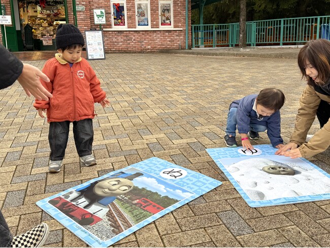 【トーマスランド】ポプラ社の『トーマスかるた』が約60cmに！お正月イベント「トーマス超BIGかるた大会」開催～オリジナルスペシャル絵札も登場～