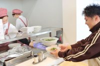 びわこ成蹊スポーツ大学が学生食堂で近江牛などを安価で提供 ― 350円で近江牛、50円で湖魚、地元食材で学生の食生活を支える企画がスタート