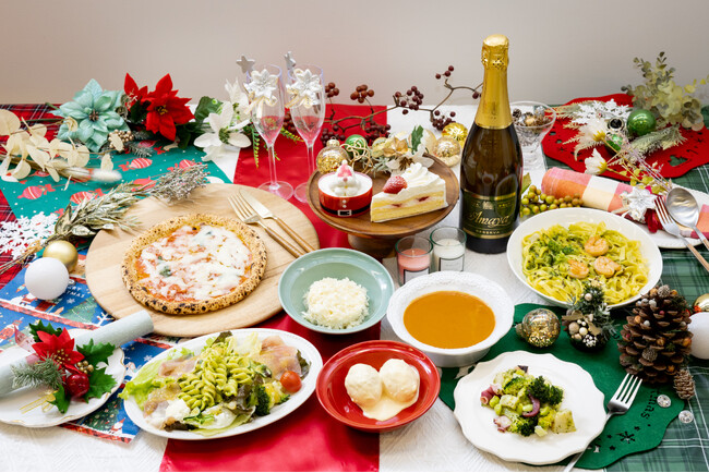 “手軽に豪華”なクリスマスをセブン‐イレブンで！「チーズ好きのための白いポテトサラダ」や「炭火焼きローストチキンレッグ」、大人気の「金のマルゲリータ」も進化して登場