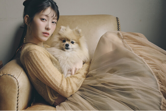 愛犬たちとのモードなカットで迎える新年度！浜辺美波カレンダー2026年4月始まりカレンダー発売決定！