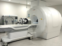 シーメンスヘルスケアのMRI装置「MAGNETOM Lumina」が、本態性振戦やパーキンソン病の治療向け集束超音波治療器との併用可能に