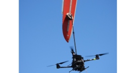 国内初、ドローンによる洋上風力発電機ブレードLPS点検に成功 ~福島三技協の「Dr.Bee」が風力発電の保守点検に新時代を~ 国内初、ドローンによる洋上風力発電機ブレードLPS点検に成功 ~福島三技協の「Dr.Bee」が風力発電の保守点検に新時代を~