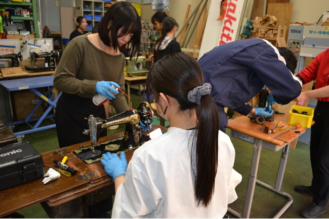 中古ミシンをフィリピンへ、学生の活動に輸送協力