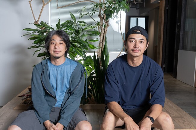 ひろゆき＆東出昌大、令和ロマン・くるまを大絶賛「神に愛されてる」「M-1二連覇を成し遂げた時代の寵児」／『世界の果てに、くるま置いてきた』ひろゆき＆東出昌大インタビューレポート