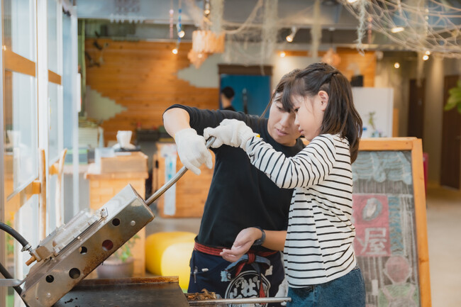 【愛知・知多半島】牡蠣小屋で牡蠣をぺったんこ！”焼きたて牡蠣せんべい作り体験”が今だけ期間限定で半額開催！