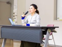 江戸川大学で塚原あゆ子監督が「マスコミ業界への就職と、エンターテインメントの役割」をテーマに講演会を実施 ―『ラストマイル』で第49回報知映画賞「監督賞」を受賞