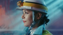 夜の街を歩く二人。女性の一言に動揺する今野へ、女将は熱く問いかける。 夜の街を歩く二人。女性の一言に動揺する今野へ、女将は熱く問いかける。