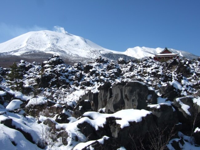 黒と白が織りなす圧巻の大パノラマ 鬼押出し園の冬期営業