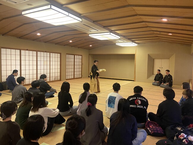 【武蔵野大学】本学独自の「授業改善トライアル」制度で伝統芸能の体験型学修を実現！　「山姥（やまんば）」は誰？　日本文学文化学科の学生が能・日本舞踊を体験