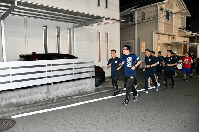 市長も走る、夜のまち。　拍子木の音と、走る足音。