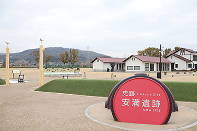 レトロ建築や巨大クリスマスツリーなど撮影スポット豊富な安満遺跡公園でコスプレを楽しもう