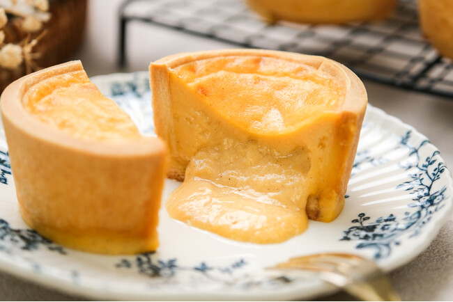 【冷やしても、温めても。表情が変わる焼き菓子】フランス菓子を日常のおやつに仕立てた『プリン好きに届けたい焼きタルト』をスナックミーオンラインストアで期間限定発売