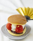 ばたーあんどら焼き【お正月いちご】　1個600円