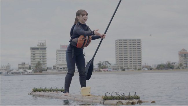 「海草アマモ」の種を、SUPで海上から種まき！浜名湖を取り囲む2市（浜松市・湖西市）で実施し、アマモ再生への思いをたすきに書いてリレーを行いました！