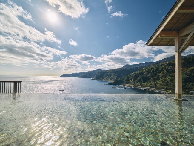 太平洋を一望できる絶景露天風呂を備えた「赤沢日帰り温泉館」がラウンジ・温暖浴を新設し、さらに充実した温泉施設としてリニューアルオープン