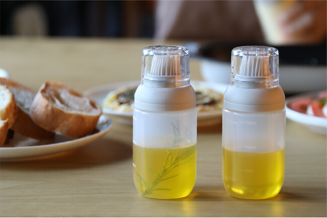 【新商品】油の使用量を調整しやすい。扱いやすさにこだわった“プッシュ式オイルボトル”が登場