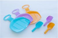 対馬の海洋ごみが雪遊びアイテムに。再生プラスチックを使用した「スコップ」「ヒップソリ」を全国のスポーツデポ・アルペン、アルペンアウトドアーズにて発売