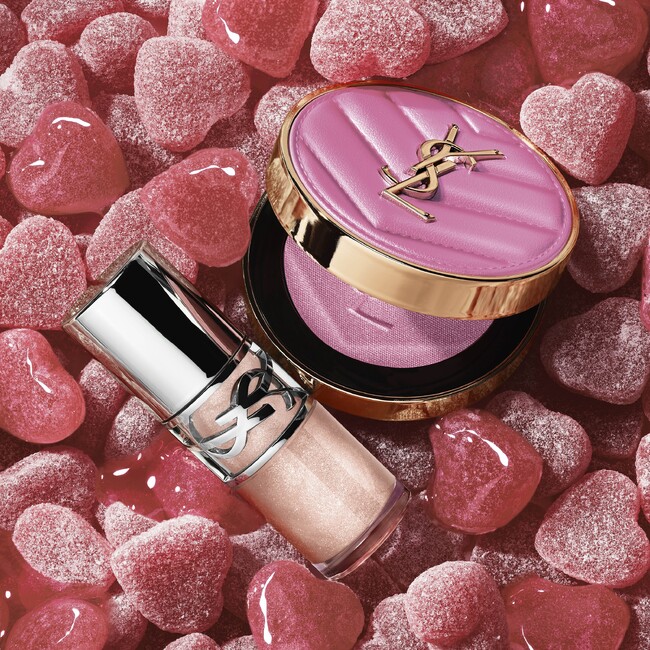 「YSL ラブシャイン」と「YSL メイクミーブラッシュ パウダー」の人気アイテムから、きらめくシュガーヴェールを纏った「YSL ラブストア コレクション」が登場。