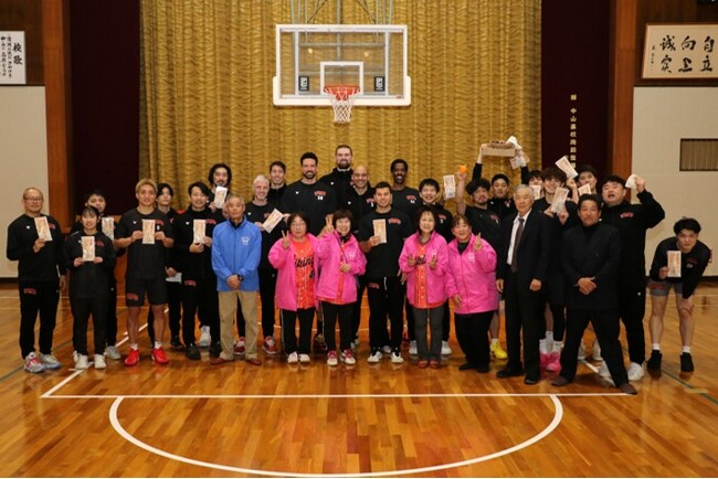 【愛媛県伊予市】伊予市中山地域の熱い想いを込めて。住民ボランティア「なかやま十彩会」が愛媛オレンジバイキングスに必勝祈願の「勝栗御守」を贈呈。