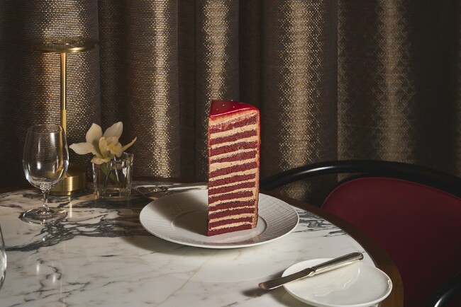 【セント レジス ホテル 大阪】ブラッスリー「REGINE」の美意識を象徴する、圧倒的な存在感。24層で描くダークレッドのベルベッドケーキ「タワー・オブ・アスター」新登場