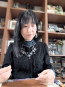 ひとつひとつ丁寧に針を通していきます