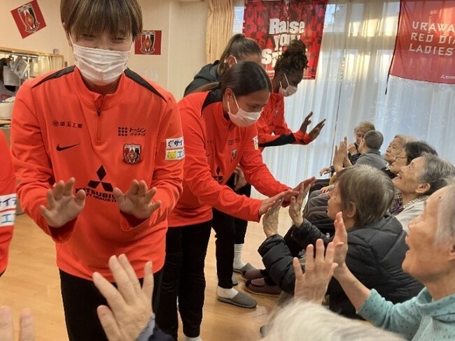 浦和レッズレディース選手と「認知症」の未来を考える「認知症教育の出前講座」を行いました。
