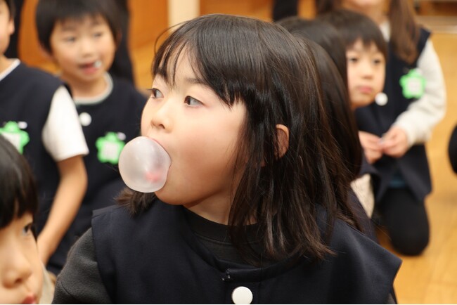 幼稚園児がサンタクロースと一緒にフーセンガムに挑戦　楽しみながらお口周りのトレーニング！「フーセンガムトレーニング クリスマス会」を開催