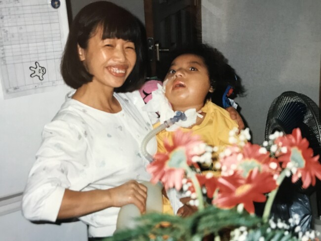 制度のすき間を埋める“在宅ケア業”──医療的ケア児を支え続けて30年。えがおさんさんが目指す「笑顔の地域社会」