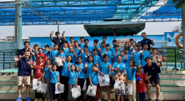 プールイベント後の集合写真