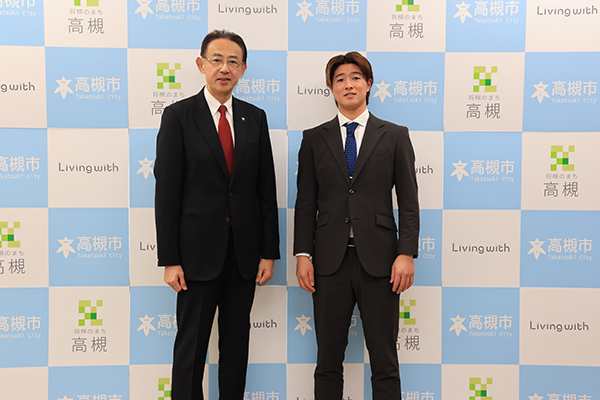 高槻市出身のプロ野球選手・オリックス・バファローズの河内康介さんが市役所を訪問