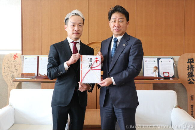 ボートレーサー 山口 剛 選手(広島)が廿日市市及び大竹市へ寄附