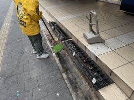 今年最後の新宿 歌舞伎町のゴミ拾い・一斉朝清掃活動 ~ 12月27日(土)にサイエントロジー・ボランティアミニスター・ジャパン主催により実施されました 今年最後の新宿 歌舞伎町のゴミ拾い・一斉朝清掃活動 ~ 12月27日(土)にサイエントロジー・ボランティアミニスター・ジャパン主催により実施されました