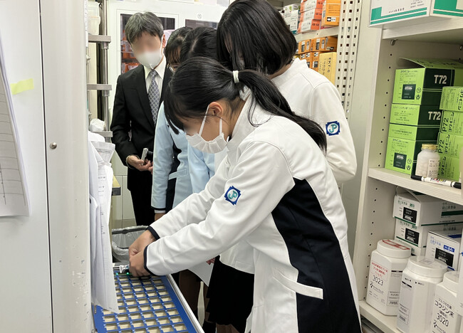 未来を担う子どもたちへ!「薬剤師の仕事体験」出張授業を実施