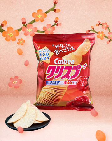 新春にピッタリ みつけたら願いが叶う!?ホシ型がランダムに入ったザクッと食感と梅の酸味が楽しめる成型ポテトチップス『クリスプ 梅ホシ味』