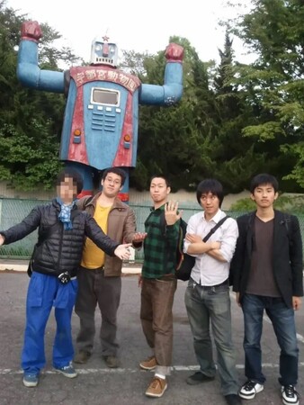 YouTube登録者200万人「バキ童チャンネル」の大人気コンテンツ「青学落研の話」が、春とヒコーキの盟友・町田の手でエッセイ化。『振り返れば青学落研』2月25日（水）に発売決定！