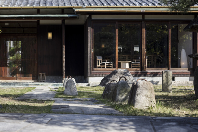 歴史ある玄関アプローチに並ぶ醤油の重石 産業の記憶を刻む風景をそのまま残した一棟貸し宿