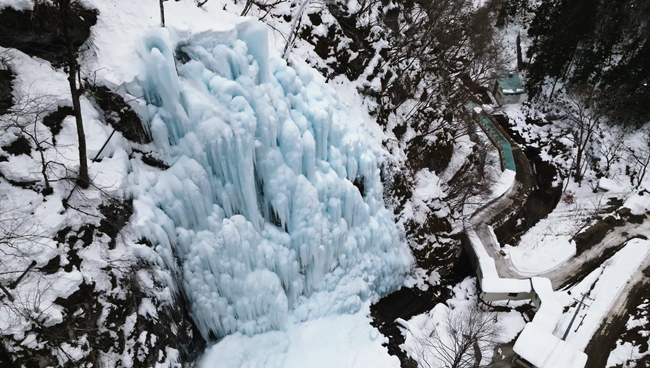 【岐阜・高山市 飛騨大鍾乳洞】高さ30mの巨大氷壁が出現！飛騨高山の冬を彩る「氷の渓谷」1月上旬より開催。2月は幻想的な夜間ライトアップも