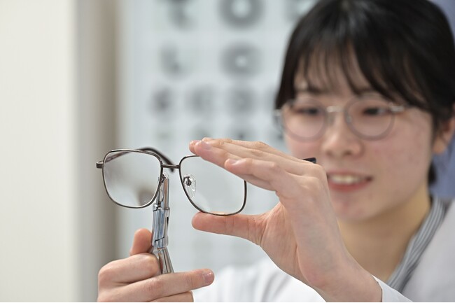【新潟医療福祉大学】本学で初！視機能科学科の学生3名が眼鏡作製技能士（2級）国家検定試験に在学中に合格！