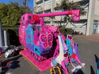 農業機械「コンバイン」を”アートとファッションの視点”で再解釈。武蔵野美術大学 空間演出デザイン学科 卒業制作に、株式会社リンクのコンバインが作品として登場！