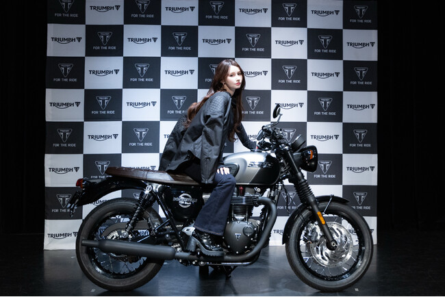 “バイク愛”全開のライディングポーズで颯爽と登場!ダレノガレ明美が語る、英国生まれの「トライアンフ」の魅力とは