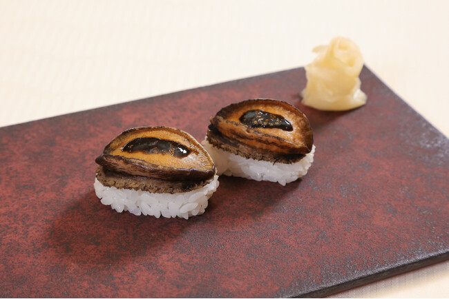 北海道の海が育てた深い旨味と食感【噴火湾産 ”蝦夷鮑” フェア】を開催【ザ・ウィンザーホテル洞爺リゾート＆スパ】