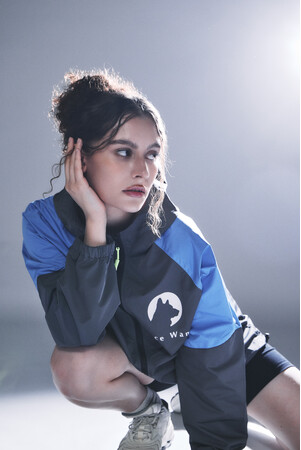 ペットブランド「STANDING ON THE BLUE」、ピースワンコ・ジャパンへスタッフユニフォームを寄贈 ― “ひとつでも多くの命を幸せに”という想いを込めて