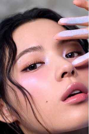 3CEから、ひと塗りでパッと華やかな目元が叶うなめらかカラーグリッター「アイスイッチ スティック」を 2月14日に新発売